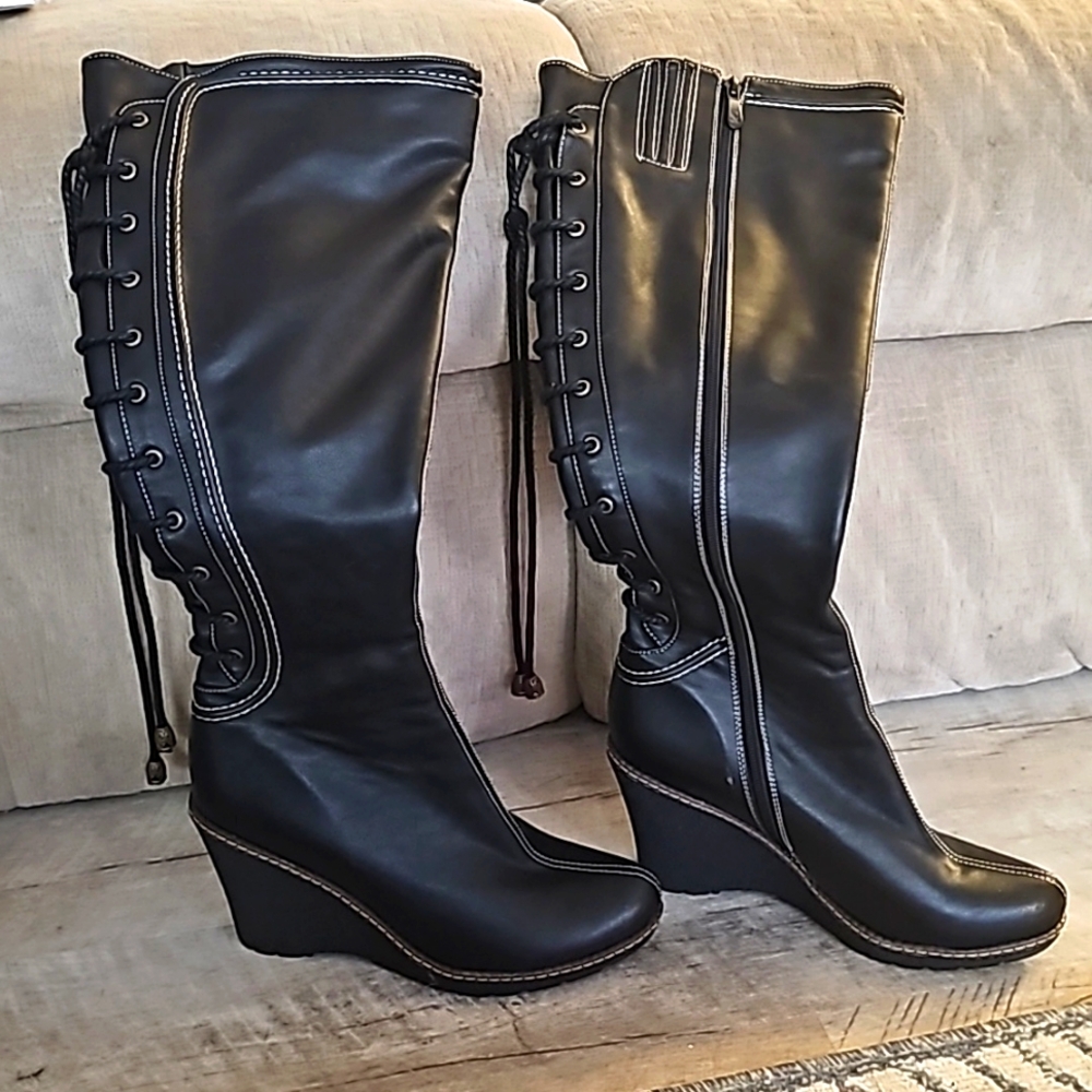 New Wedge back lace up boots